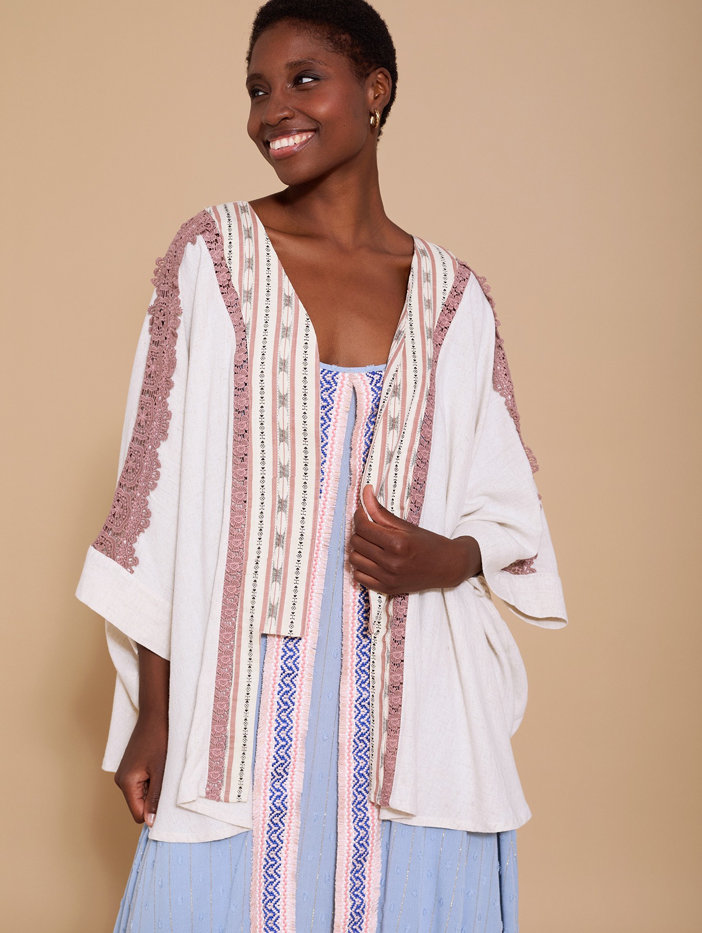 Short kaftan with lace trim and contrast fabric