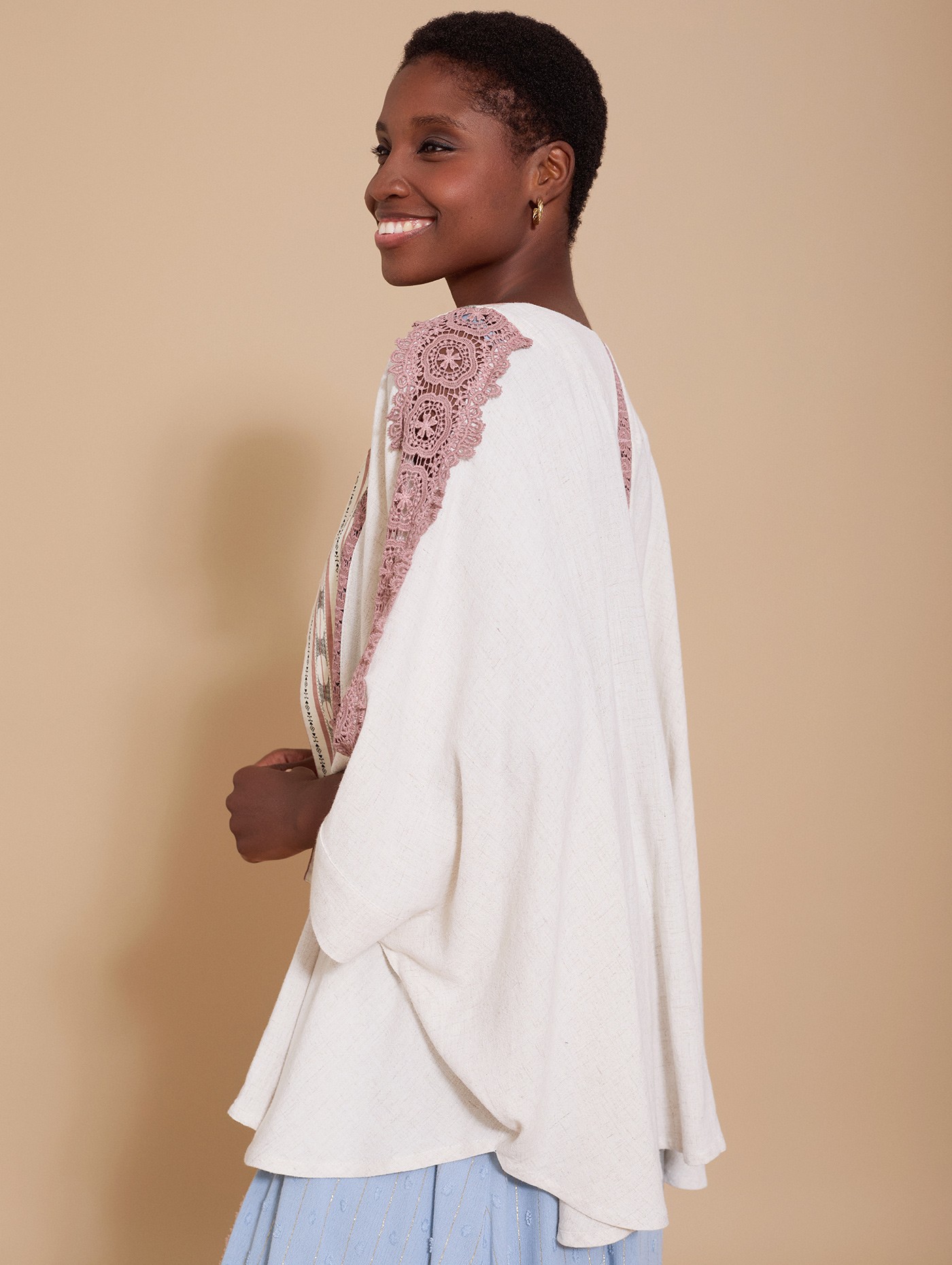 Short kaftan with lace trim and contrast fabric 1