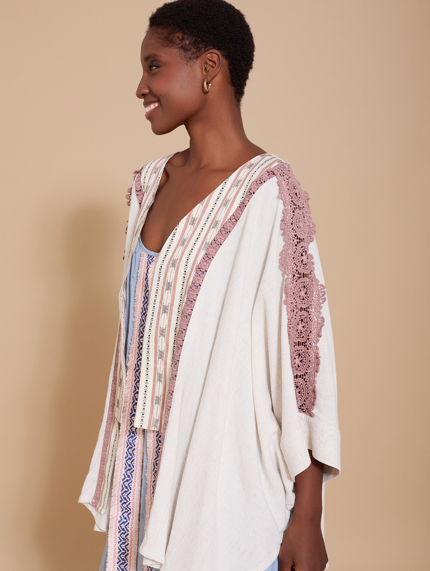 Short kaftan with lace trim and contrast fabric 3