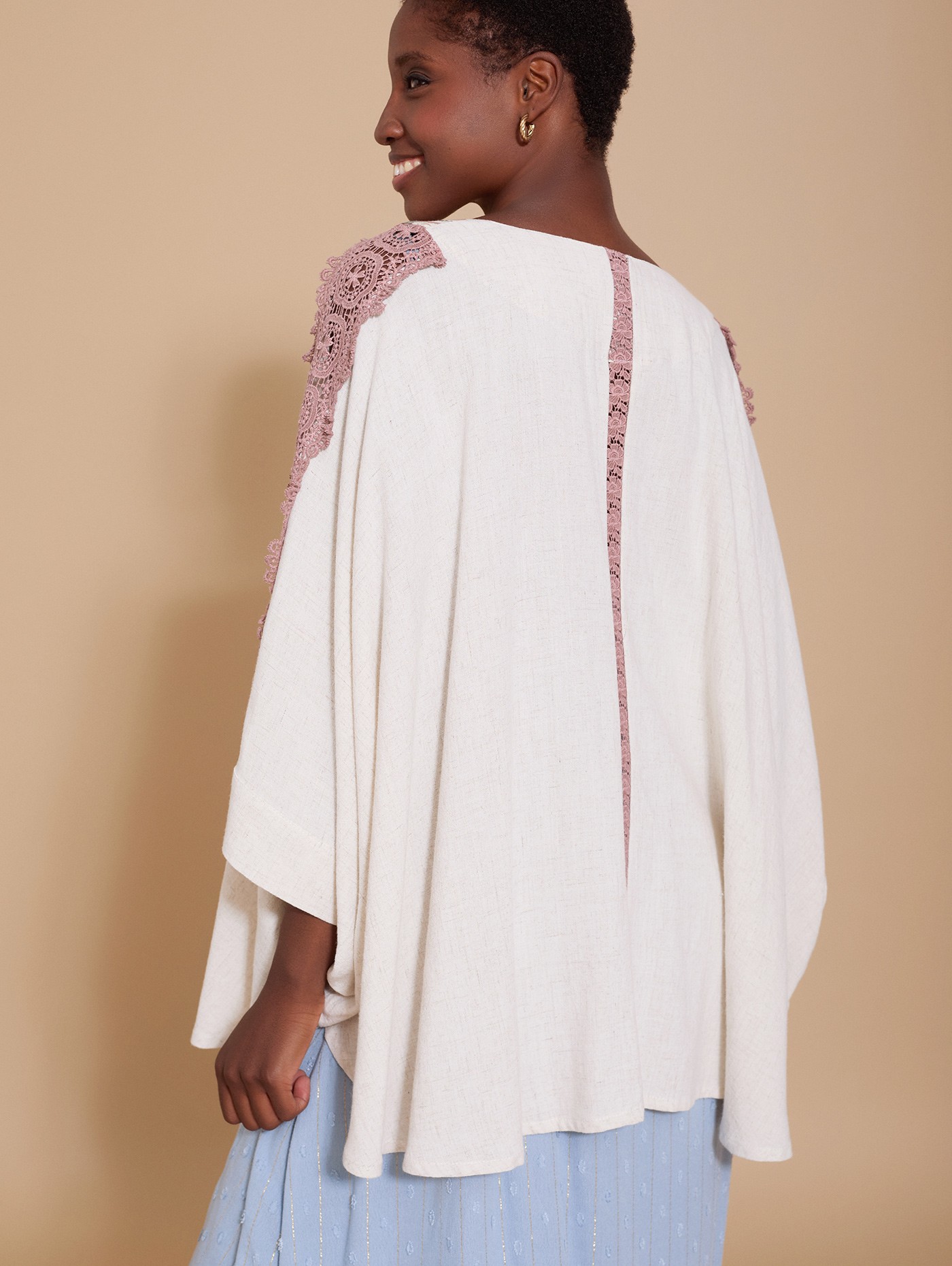 Short kaftan with lace trim and contrast fabric 2