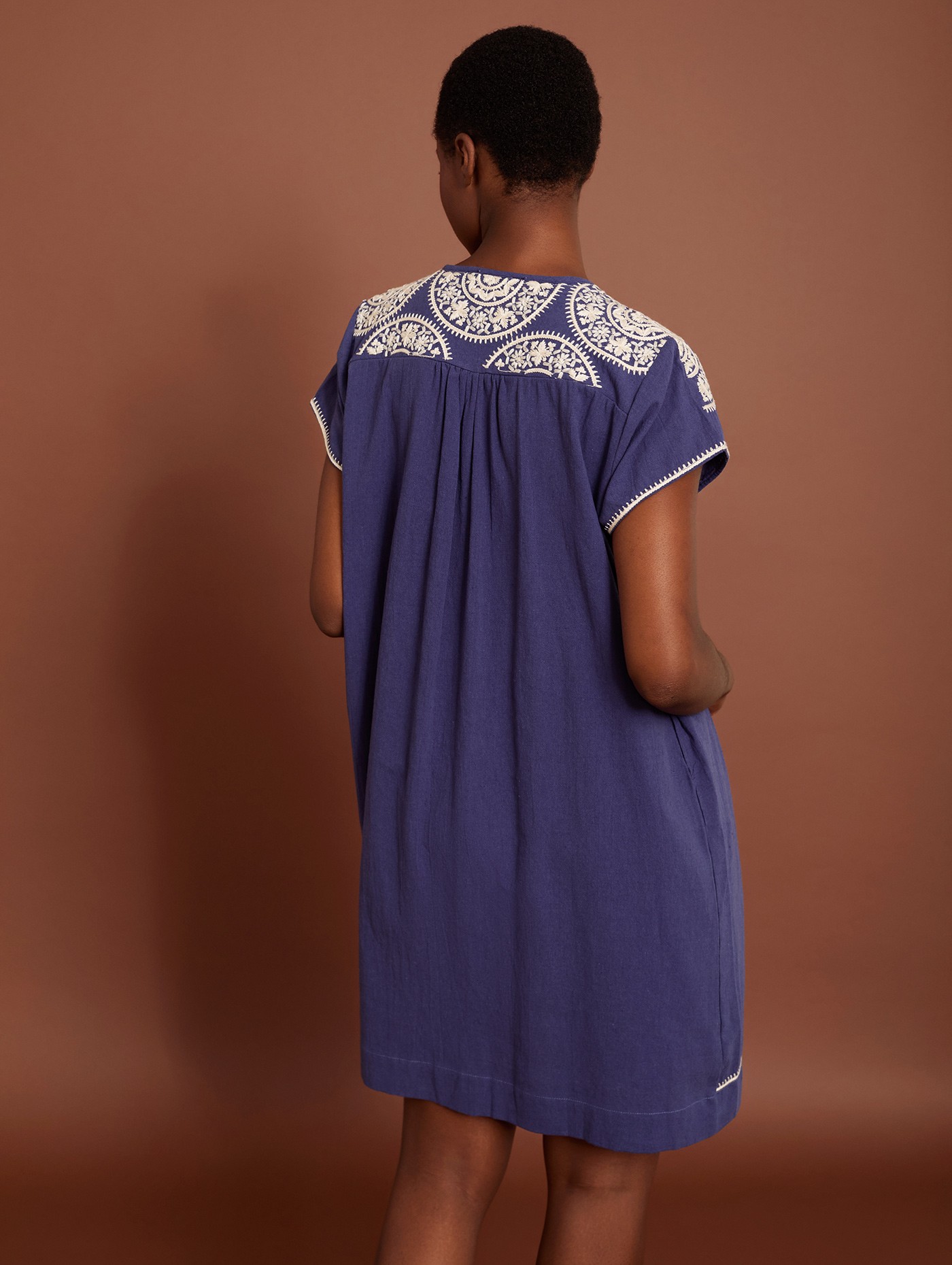 Short embroidered cotton dress 4