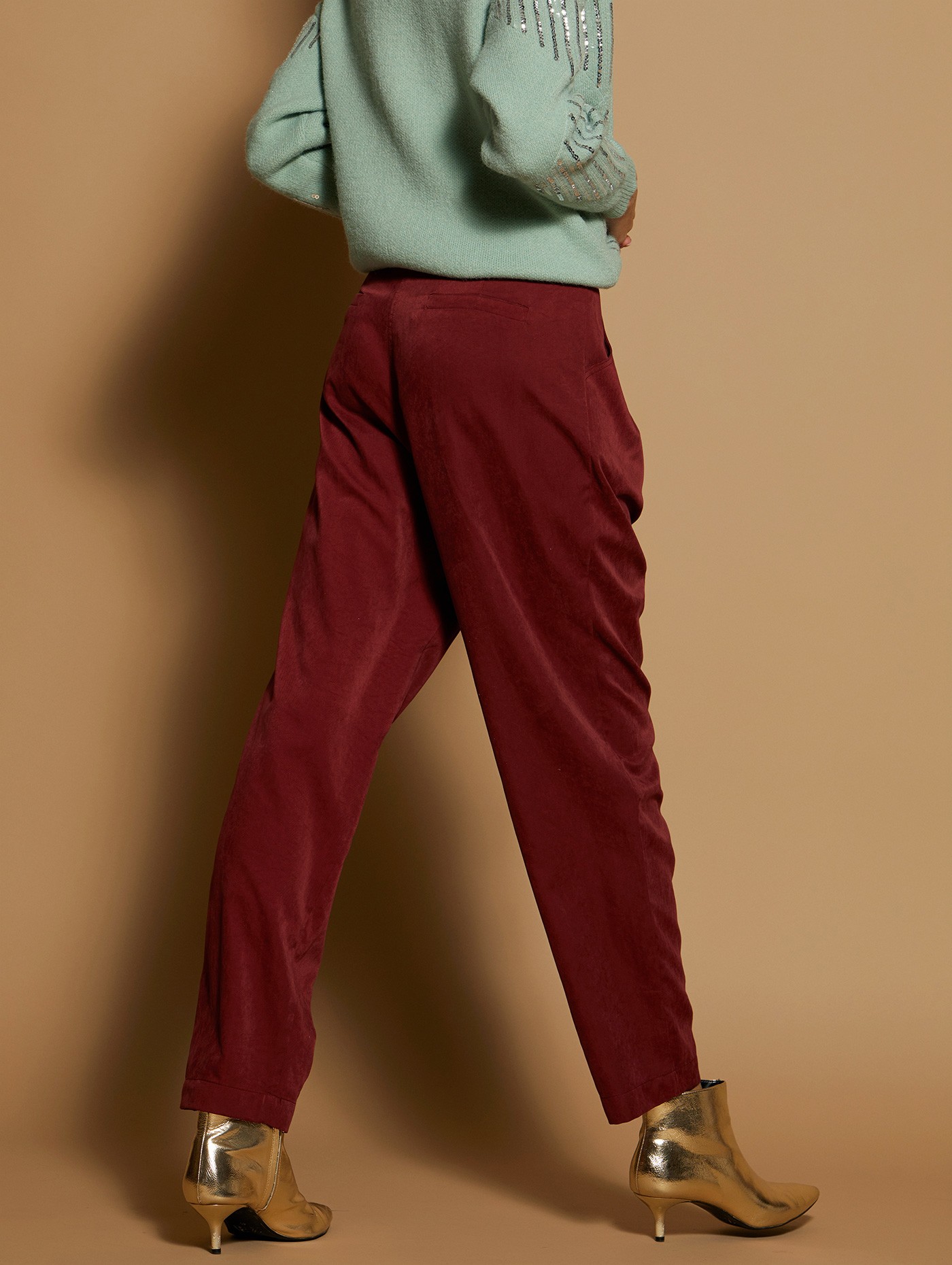 Trousers with darts and studs 3