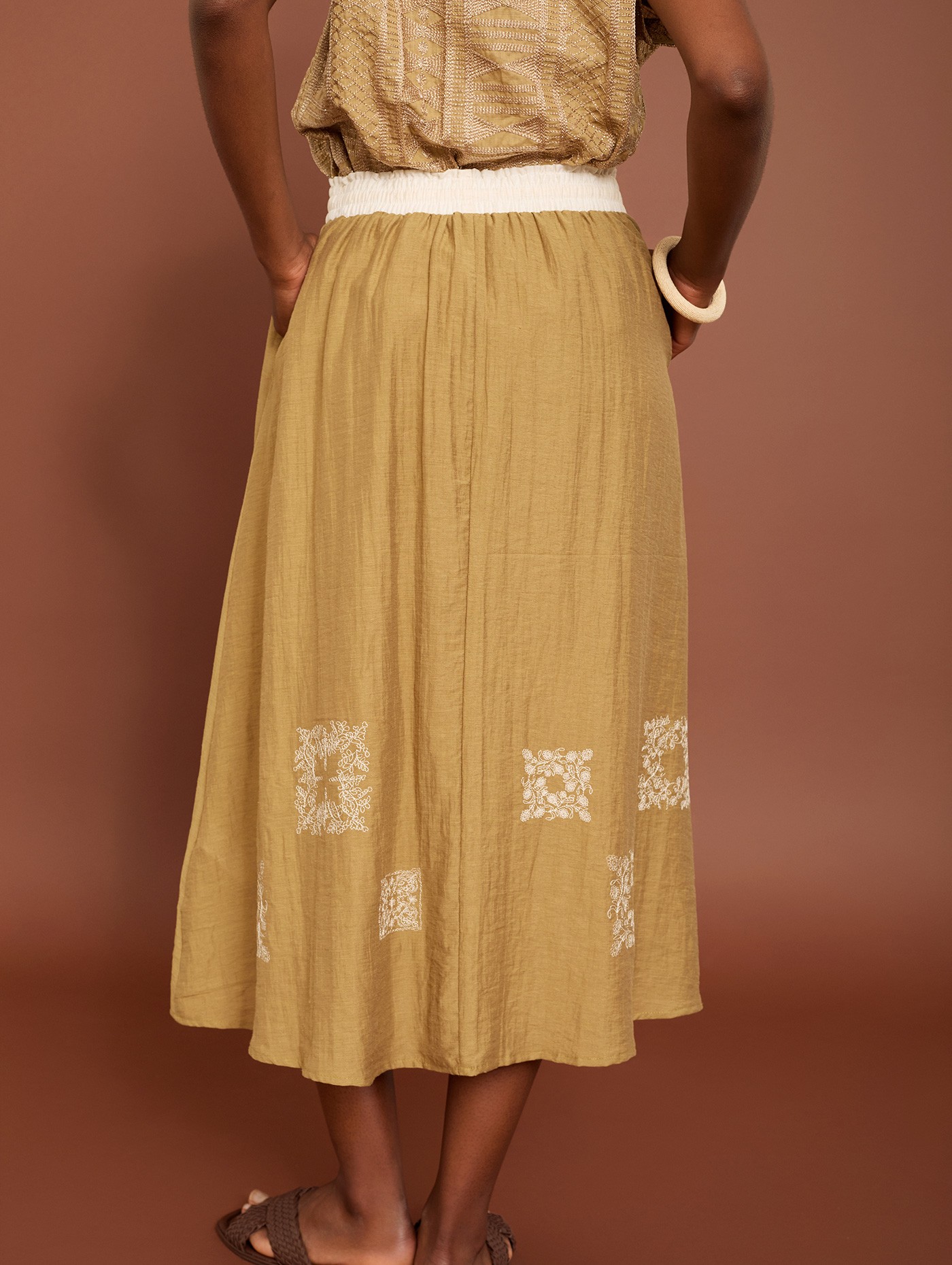 Embroidered skirt with contrast waistband 3