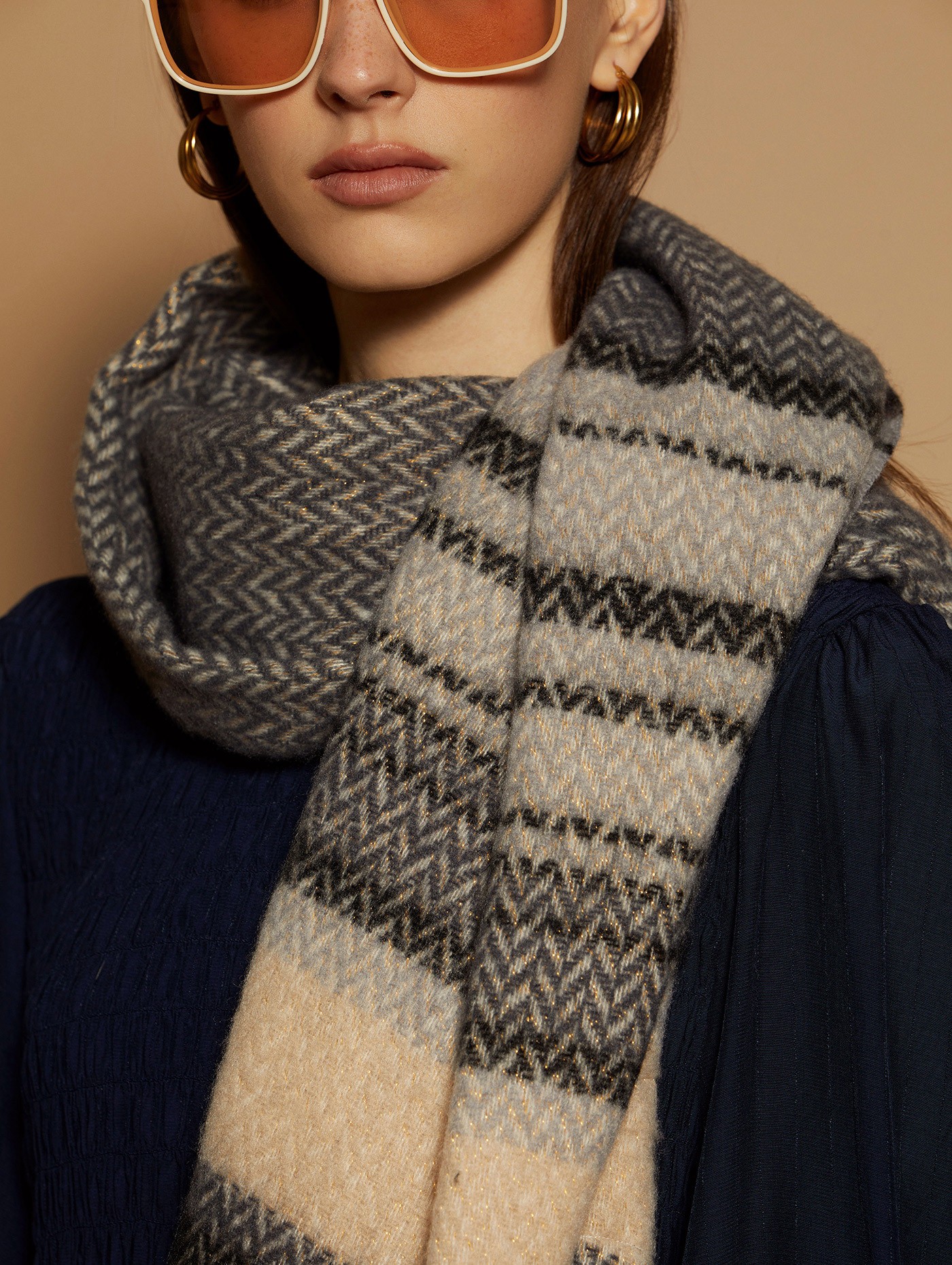 Herringbone scarf with lurex 2