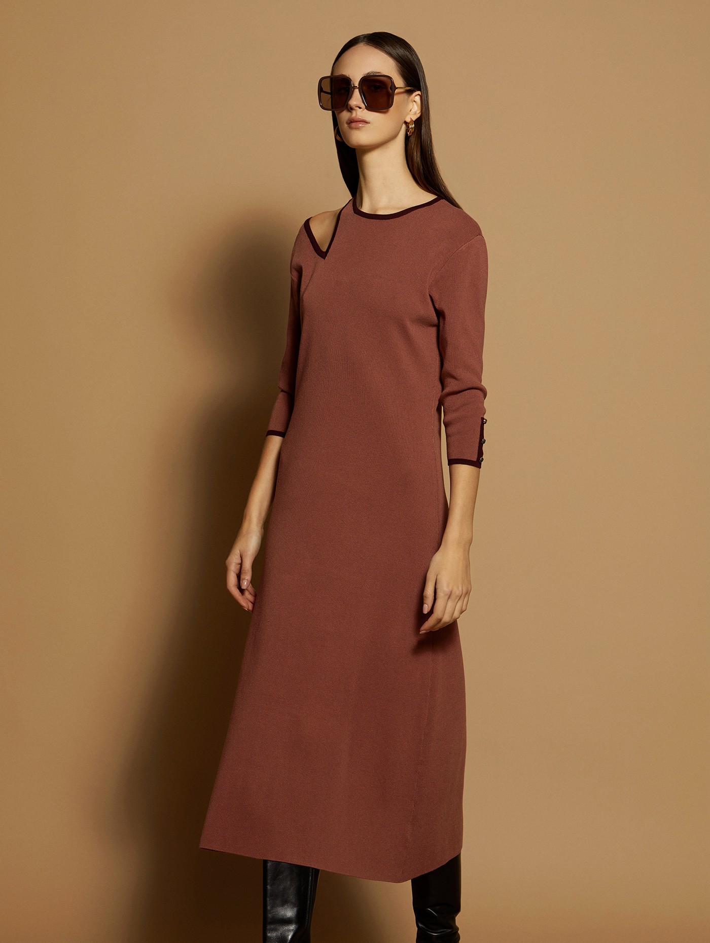 Knit dress with neckline detail 2