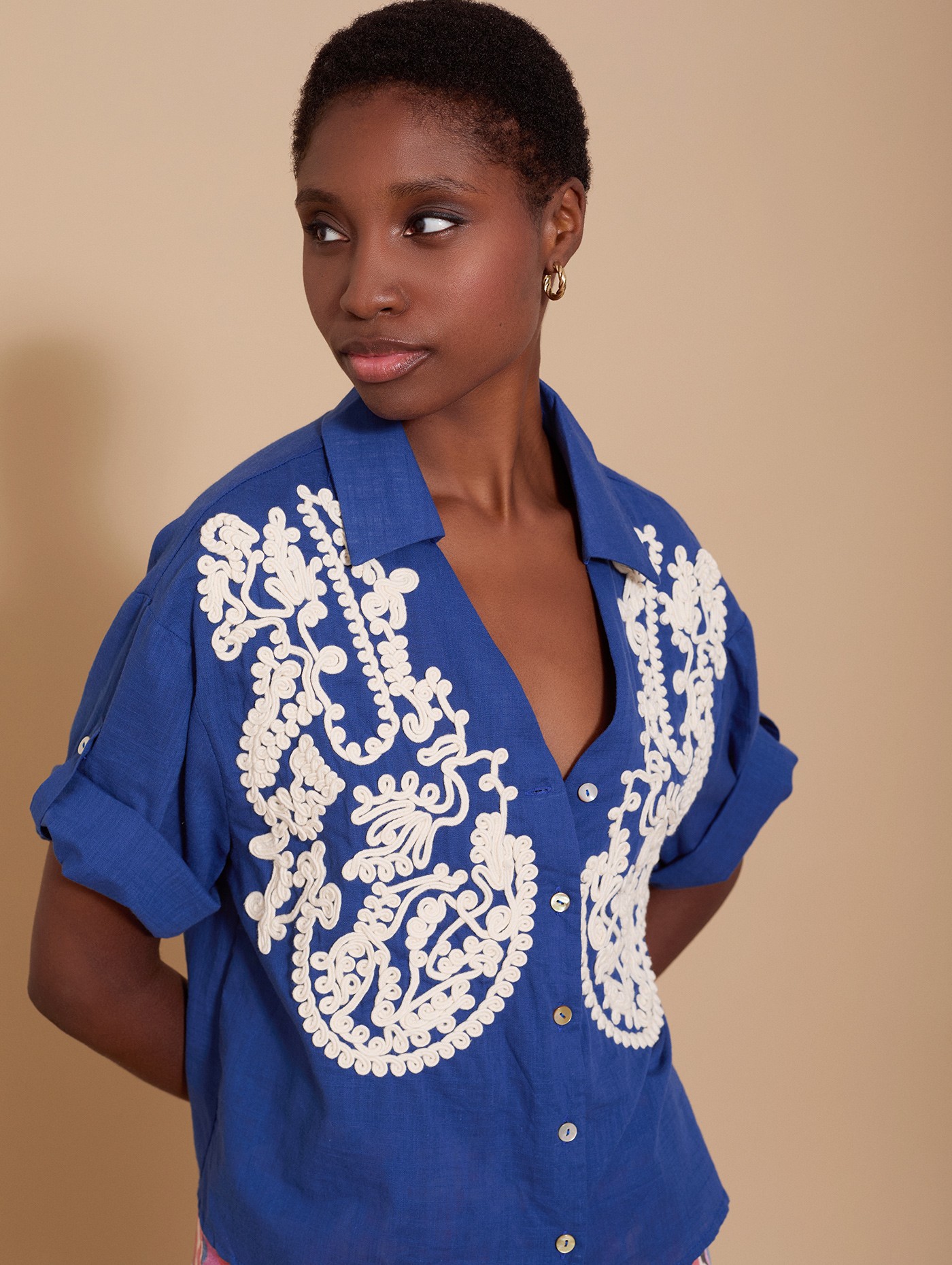 Cotton shirt with contrast embroidery 3