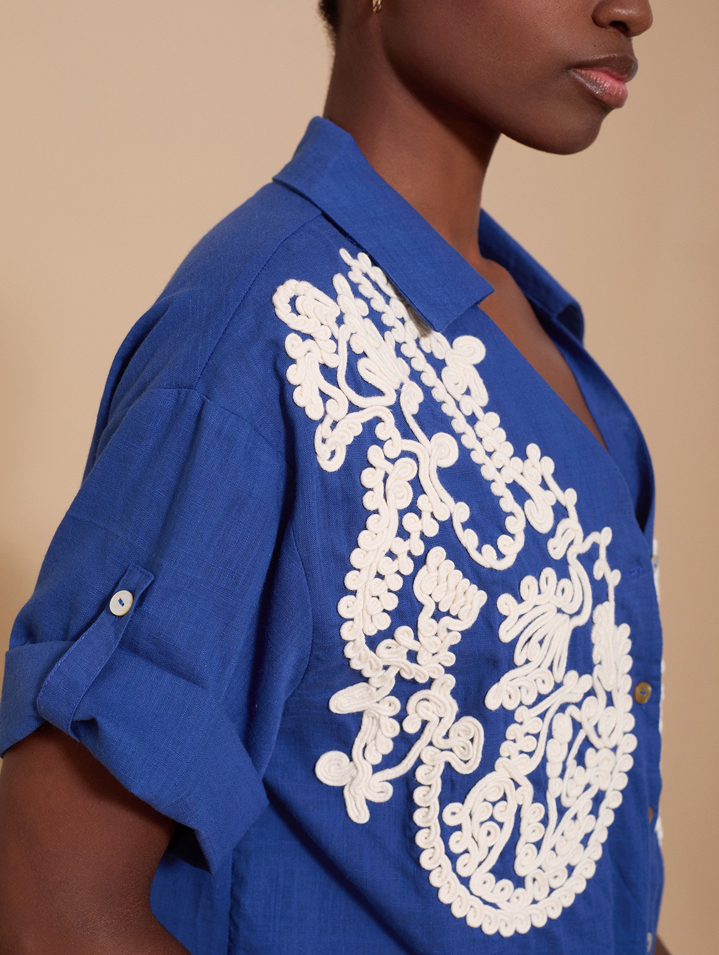 Cotton shirt with contrast embroidery 1